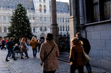 26 Kasım 2022 'de Brüksel, Belçika' daki Noel pazarında kimliği belirsiz bir kalabalığın eğlendiği dev bir Noel ağacı..