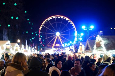 26 Kasım 2022 'de Brüksel, Belçika' daki Noel pazarını ziyaret eden kalabalık.