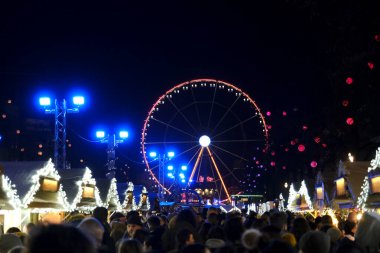 26 Kasım 2022 'de Brüksel, Belçika' daki Noel pazarını ziyaret eden kalabalık.