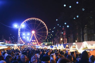 26 Kasım 2022 'de Brüksel, Belçika' daki Noel pazarını ziyaret eden kalabalık.