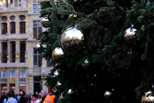 Ein Riesiger Weihnachtsbaum Mit Einer Menschenmenge Von Unbekannten Genießt Die — Stockfoto
