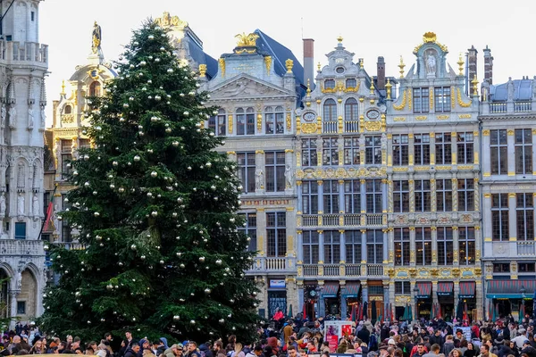 2022年11月26日 ベルギーのブリュッセルのクリスマスマーケットでお祝いの雰囲気を楽しんでいる正体不明の人々の群衆と巨大なクリスマスツリー — ストック写真