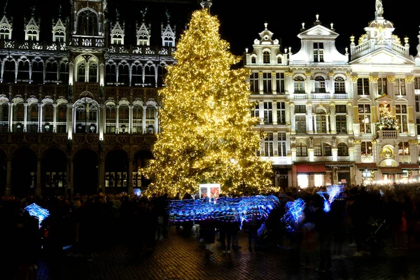 Spettacolo Luci Grand Place Enorme Albero Natale Con Una Folla — Foto Stock