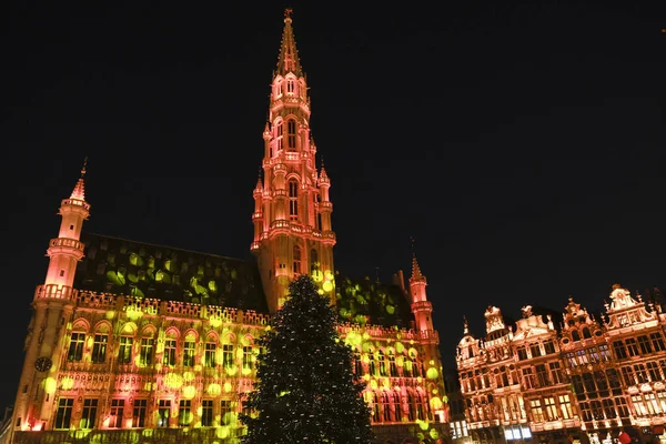 Lichtshow Grote Markt Een Enorme Kerstboom Met Een Menigte Niet — Stockfoto