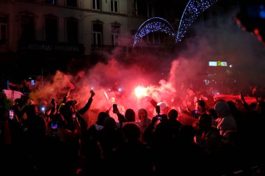 Fas milli takımını destekleyenler, 1 Aralık 2022 tarihinde Brüksel, Belçika 'da oynanan Dünya Kupası F Grubu Fas ve Kanada futbol karşılaşmasının ardından zaferlerini kutluyorlar..
