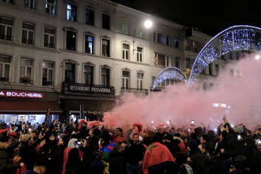 Fas milli takımını destekleyenler, 1 Aralık 2022 tarihinde Brüksel, Belçika 'da oynanan Dünya Kupası F Grubu Fas ve Kanada futbol karşılaşmasının ardından zaferlerini kutluyorlar..
