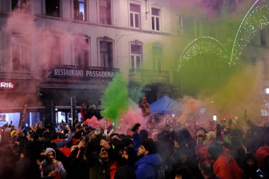 Fas milli takımını destekleyenler, 1 Aralık 2022 tarihinde Brüksel, Belçika 'da oynanan Dünya Kupası F Grubu Fas ve Kanada futbol karşılaşmasının ardından zaferlerini kutluyorlar..