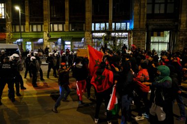 Fas milli takımını destekleyenler, 1 Aralık 2022 tarihinde Brüksel, Belçika 'da oynanan Dünya Kupası F Grubu Fas ve Kanada futbol karşılaşmasının ardından zaferlerini kutluyorlar..