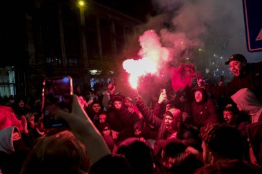Fas milli takımını destekleyenler, 1 Aralık 2022 tarihinde Brüksel, Belçika 'da oynanan Dünya Kupası F Grubu Fas ve Kanada futbol karşılaşmasının ardından zaferlerini kutluyorlar..