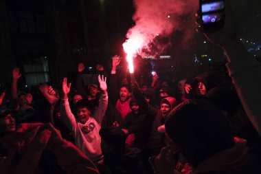 Fas milli takımını destekleyenler, 1 Aralık 2022 tarihinde Brüksel, Belçika 'da oynanan Dünya Kupası F Grubu Fas ve Kanada futbol karşılaşmasının ardından zaferlerini kutluyorlar..