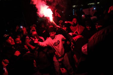 Fas milli takımını destekleyenler, 1 Aralık 2022 tarihinde Brüksel, Belçika 'da oynanan Dünya Kupası F Grubu Fas ve Kanada futbol karşılaşmasının ardından zaferlerini kutluyorlar..