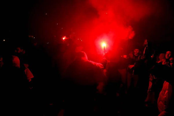 2022年12月1日 在比利时布鲁塞尔举行的卡塔尔2022年世界杯F组足球赛之后 摩洛哥国家队的支持者庆祝了他们的胜利 — 图库照片