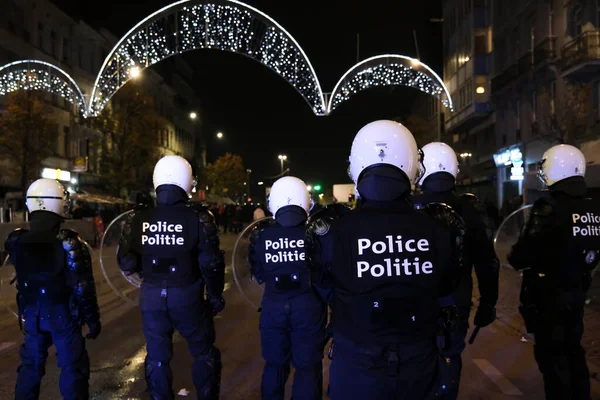 Полицейские Стоят Страже Болельщики Сборной Марокко Празднуют Победу После Футбольного — стоковое фото