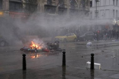 Belçika 'nın Brüksel kentinde 27 Kasım 2022' de oynanan Katar 2022 Dünya Kupası F Grubu futbol maçının oturum aralarında yanan elektrikli scooterların görüntüsü.