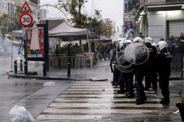 Fas taraftarları, Belçika 'nın Brüksel kentinde 27 Kasım 2022 tarihinde oynanan Katar 2022 Dünya Kupası futbol karşılaşması sonrasında çevik kuvvet ekibiyle çatıştı..