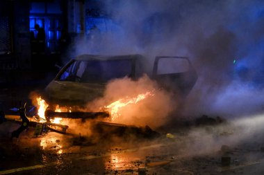  Belçika 'nın Brüksel kentinde 27 Kasım 2022' de oynanan Katar 2022 Dünya Kupası futbol karşılaşması sonrasında çıkan ayaklanmalar sırasında yanan bir arabanın görüntüsü.