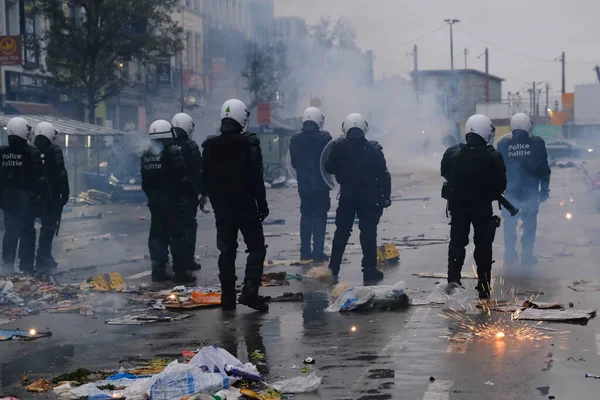 2022年11月27日 在比利时布鲁塞尔举行的卡塔尔2022年世界杯足球赛之后 摩洛哥国家队的球迷与防暴警察发生冲突 — 图库照片