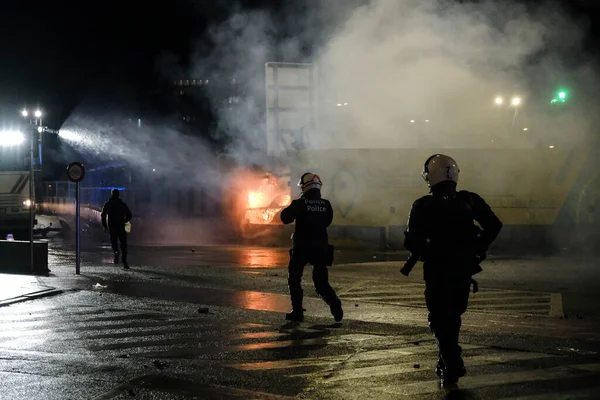 stock image Protestors clashed with riot police after the Qatar 2022 World Cup football match between Spain and Morocco, in Brussels, Belgium on December 6, 2022. 