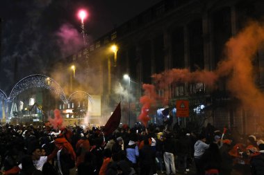 Faslı taraftarlar, FIFA 2022 Dünya Kupası 'nda Fas ile Portekiz arasındaki çeyrek final maçını kazandıktan sonra Brüksel şehir merkezinde zaferlerini kutluyorlar. Belçika, 10 Aralık 2022.