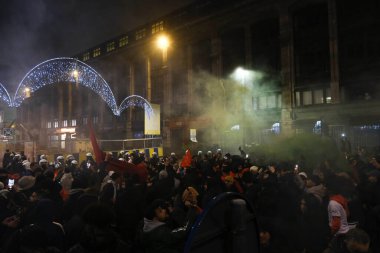 Faslı taraftarlar, FIFA 2022 Dünya Kupası 'nda Fas ile Portekiz arasındaki çeyrek final maçını kazandıktan sonra Brüksel şehir merkezinde zaferlerini kutluyorlar. Belçika, 10 Aralık 2022.