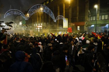 Faslı taraftarlar, FIFA 2022 Dünya Kupası 'nda Fas ile Portekiz arasındaki çeyrek final maçını kazandıktan sonra Brüksel şehir merkezinde zaferlerini kutluyorlar. Belçika, 10 Aralık 2022.