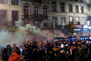 Faslı taraftarlar, FIFA 2022 Dünya Kupası 'nda Fas ile Portekiz arasındaki çeyrek final maçını kazandıktan sonra Brüksel şehir merkezinde zaferlerini kutluyorlar. Belçika, 10 Aralık 2022.