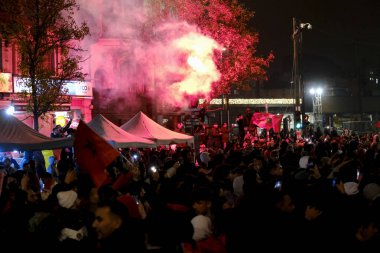Faslı taraftarlar, FIFA 2022 Dünya Kupası 'nda Fas ile Portekiz arasındaki çeyrek final maçını kazandıktan sonra Brüksel şehir merkezinde zaferlerini kutluyorlar. Belçika, 10 Aralık 2022.