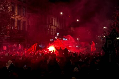 Faslı taraftarlar, FIFA 2022 Dünya Kupası 'nda Fas ile Portekiz arasındaki çeyrek final maçını kazandıktan sonra Brüksel şehir merkezinde zaferlerini kutluyorlar. Belçika, 10 Aralık 2022.