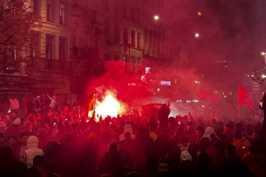 Faslı taraftarlar, FIFA 2022 Dünya Kupası 'nda Fas ile Portekiz arasındaki çeyrek final maçını kazandıktan sonra Brüksel şehir merkezinde zaferlerini kutluyorlar. Belçika, 10 Aralık 2022.