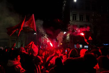 Faslı taraftarlar, FIFA 2022 Dünya Kupası 'nda Fas ile Portekiz arasındaki çeyrek final maçını kazandıktan sonra Brüksel şehir merkezinde zaferlerini kutluyorlar. Belçika, 10 Aralık 2022.