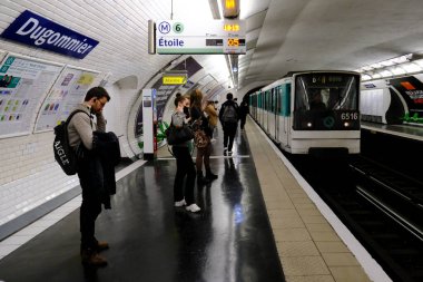21 Nisan 2022 'de Paris, Fransa metro istasyonunda metro vagonu..