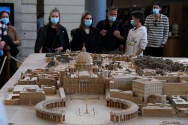 Bir müze rehberi ve turistler, Vatikan müzesinin mimari modeline 28 Ekim 2021 'de bakıyorlar..