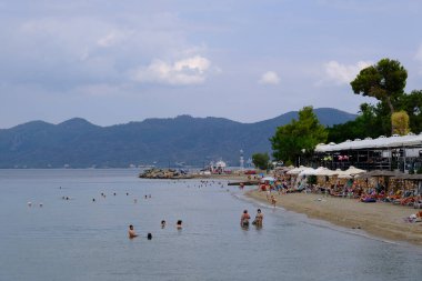 İnsanlar 19 Ağustos 2021 'de Yunanistan' ın Euboea adasında deniz ve güneşin keyfini çıkarıyorlar.