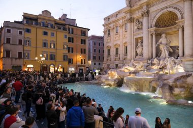  29 Ekim 2021 'de İtalya' nın başkenti Roma 'da Fontana di Trevi' nin önündeki turistler