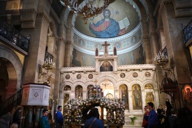 Ortodoks Hıristiyanlar, 23 Nisan 2022 'de Fransa' nın başkenti Paris 'teki Aziz Stephen Katedrali' nde Kutsal Cuma günü öğleden sonra Epitaph Litvanyası 'nda yer alırlar..