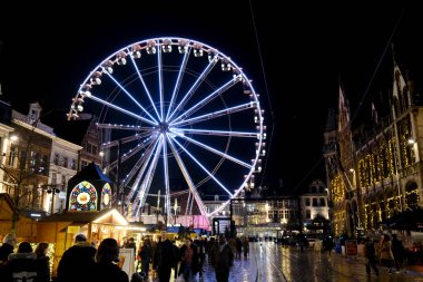 Gent, Belçika 'da 25 Aralık 2022' de Noel Pazarı 'nda kalabalık yürüyüşü.