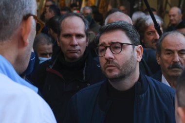 Değişim Hareketi Başkanı ve Panhelenik Sosyalist Hareket Nikos Androulakis 29 Aralık 2022 'de Atina, Yunanistan' daki Varvakeio bit pazarını ziyaret etti..