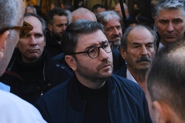 Değişim Hareketi Başkanı ve Panhelenik Sosyalist Hareket Nikos Androulakis 29 Aralık 2022 'de Atina, Yunanistan' daki Varvakeio bit pazarını ziyaret etti..