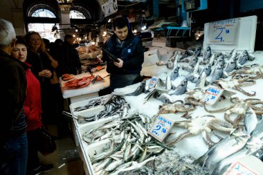 29 Aralık 2022 'de Yunanistan' ın Atina kentindeki bir balık pazarında balık satıcıları ve tüketiciler