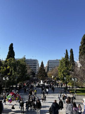 Yunanistan 'ın başkenti Atina' daki Syntagma meydanındaki bir Noel ağacının 27 Aralık 2022 'deki görüntüsü.