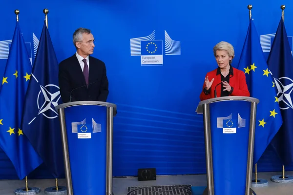 Nato事務総長Jens StoltenbergとEu委員会議長Ursula Von Der Leyenは 2023年1月11日にベルギーのブリュッセルで開催されるEu委員会との会合の前に声明を発表した — ストック写真