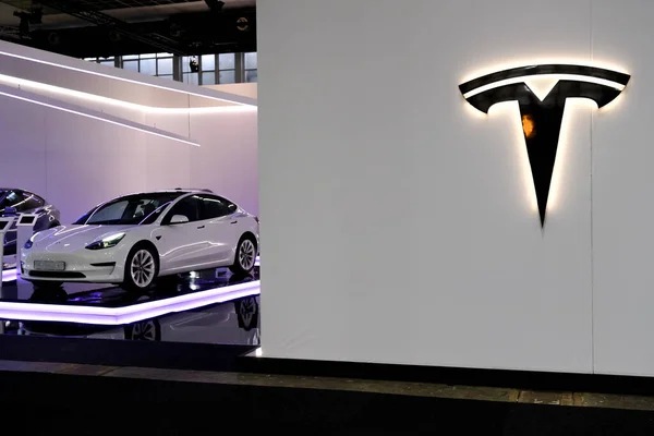 Αυτοκίνητο Tesla Εκτίθεται Κατά Διάρκεια Των Εγκαινίων Της Έκθεσης Αυτοκινήτου — Φωτογραφία Αρχείου