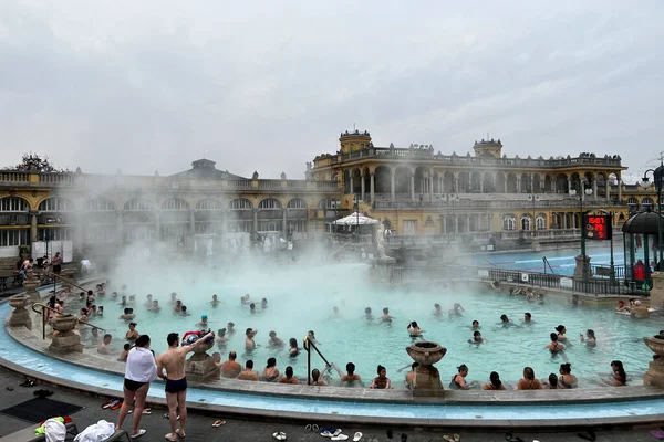 People Enjoy Healing Springs Szechenyi Medicinal Bath Budapest Hungary December — Stock Photo, Image