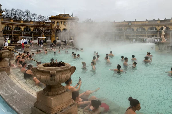 People Enjoy Healing Springs Szechenyi Medicinal Bath Budapest Hungary December — Stock Photo, Image