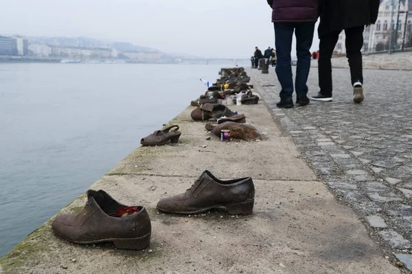 Memorial Shoes Remembering Holocaust Victims Bank River Danube Downtown Budapest — Foto de Stock