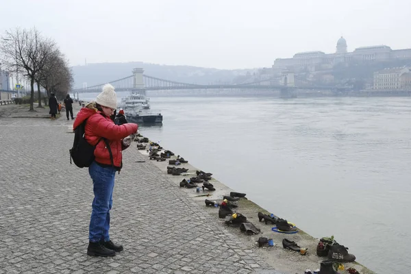 Tourist Visit Memorial Shoes Remembering Holocaust Victims Bank River Danube — Foto de Stock