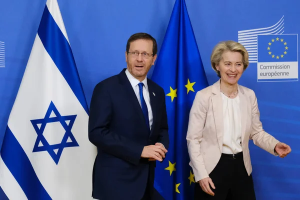 European Commission President Ursula Von Der Leyen Welcomes Israel President —  Fotos de Stock