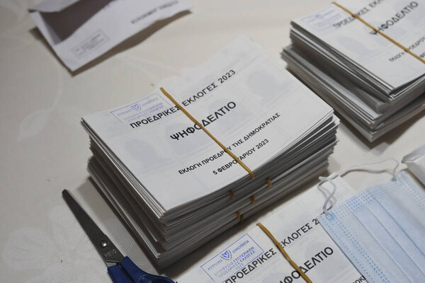 Избирательный участок для президентских выборов на Кипре в Брюсселе, Бельгия, 5 февраля 2023 года.