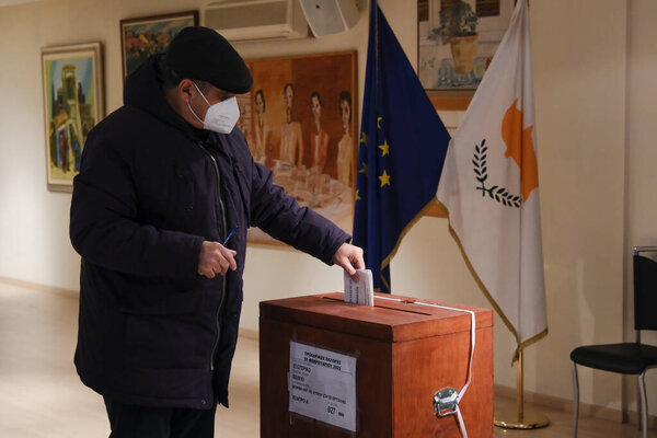 Киприоты, живущие за границей, приезжают 5 февраля 2023 года на избирательный участок в Брюсселе (Бельгия), чтобы проголосовать на президентских выборах на Кипре..