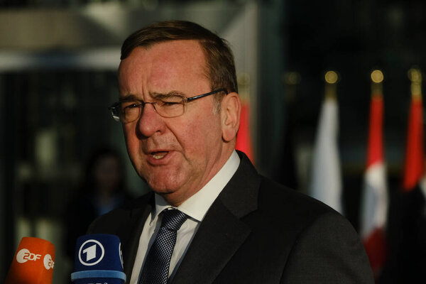 Министр обороны Борис Писториус прибыл на двухдневную встречу министров обороны альянса в штаб-квартире НАТО в Брюсселе, Бельгия, 14 февраля 2023 года.